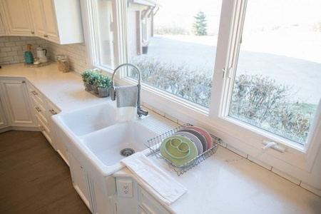 EZPZ Silikonowy talerzyk z podkładką mały 2w1 Mini Mat pastelowy róż