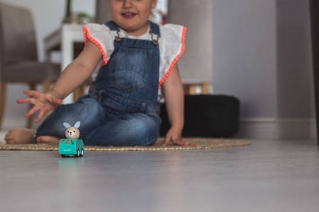 Drewniany samochodzik z napędem Pocket 2+, opakowanie zbiorcze 15 sztuk (3 rodzaje), Janod