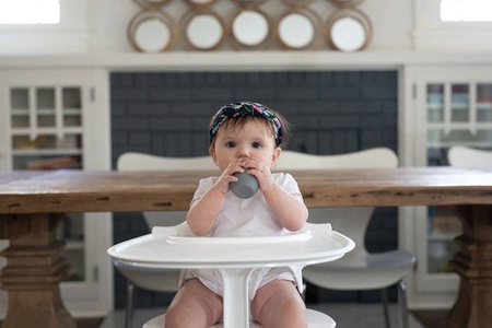 EZPZ Silikonowy kubeczek Tiny Cup 60 ml szary