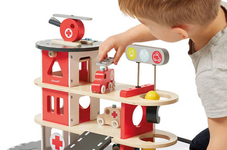 Drewniana remiza strażacka z 5 akcesoriami Bolid 2+, Janod