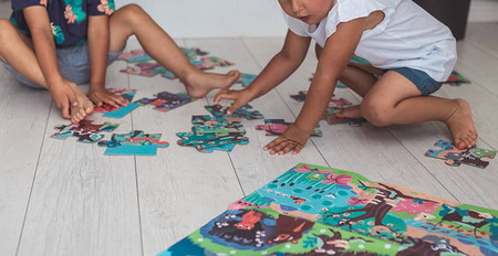 Świecące puzzle z mini-lampką UV Las 24 elementy 3+, Janod