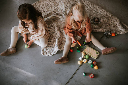 Drewniana skrzynka z warzywami i owocami do krojenia oraz akcesoriami 23 elementy, Janod