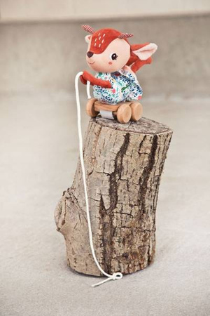 LILLIPUTIENS Przytulanka do ciągnięcia na kółkach Sarenka Stella 12 m+