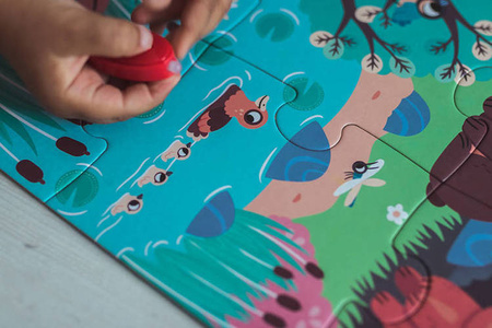 Świecące puzzle z mini-lampką UV Las 24 elementy 3+, Janod