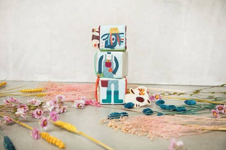 LILLIPUTIENS Zestaw 3 kostek aktywizujących wielofunkcyjnych z ukrytymi elementami Farma 18 m+