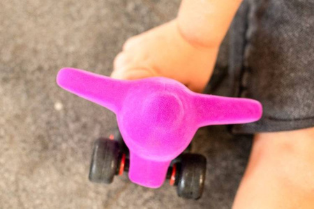 Rubbabu Zestaw 8 sensorycznych pojazdów – asortyment A (opakowanie zbiorcze 8 szt.)