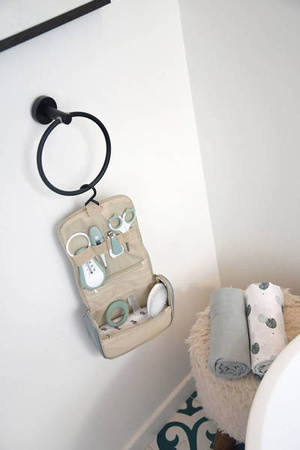 Beaba Kosmetyczka z 9 akcesoriami do pielęgnacji niemowląt Sage green