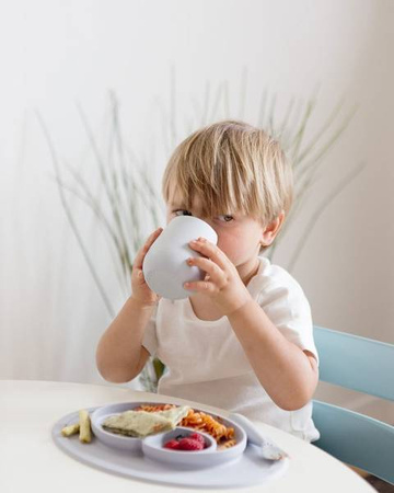 EZPZ Silikonowy kubeczek Mini Cup 120 ml pastelowa szarość